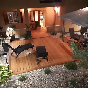 Exclusive Center With Garden Apartment